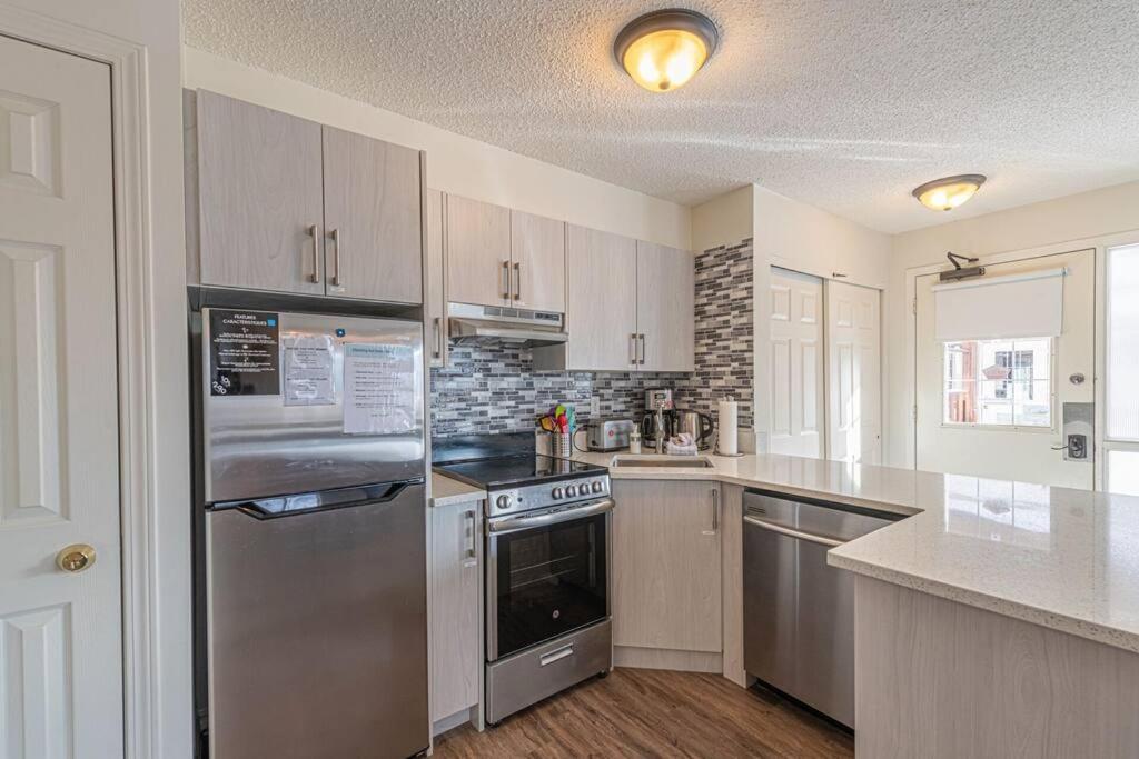 Apartment B211 Mtn View Ground Floor Town House- 2bd, Sleeps 8, Hot Tub, Free Parking, Close To Banff