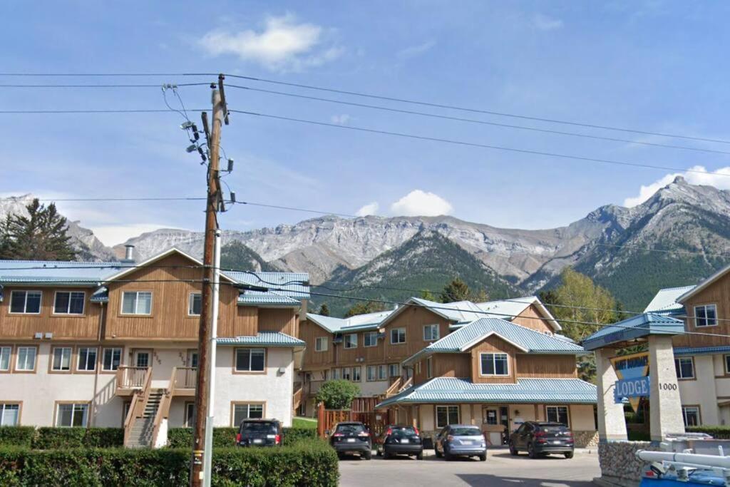 B211 Mtn View Ground Floor Town House- 2bd, Sleeps 8, Hot Tub, Free Parking, Close To Banff Canmore