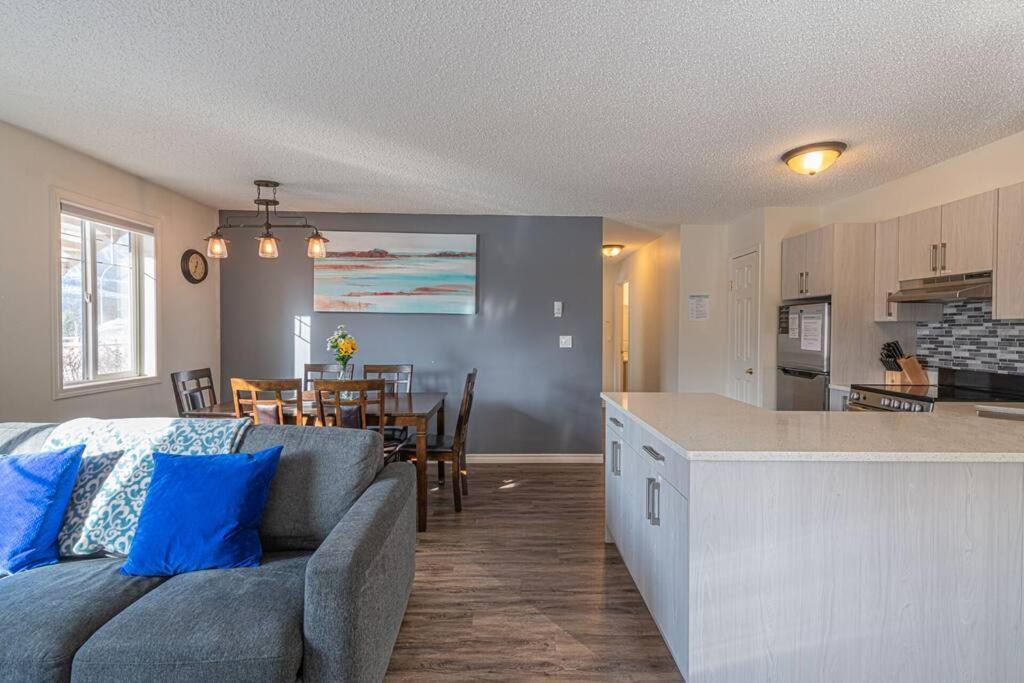 B211 Mtn View Ground Floor Town House- 2bd, Sleeps 8, Hot Tub, Free Parking, Close To Banff * Canmore
