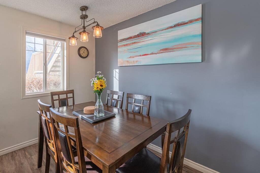 B211 Mtn View Ground Floor Town House- 2bd, Sleeps 8, Hot Tub, Free Parking, Close To Banff Canmore