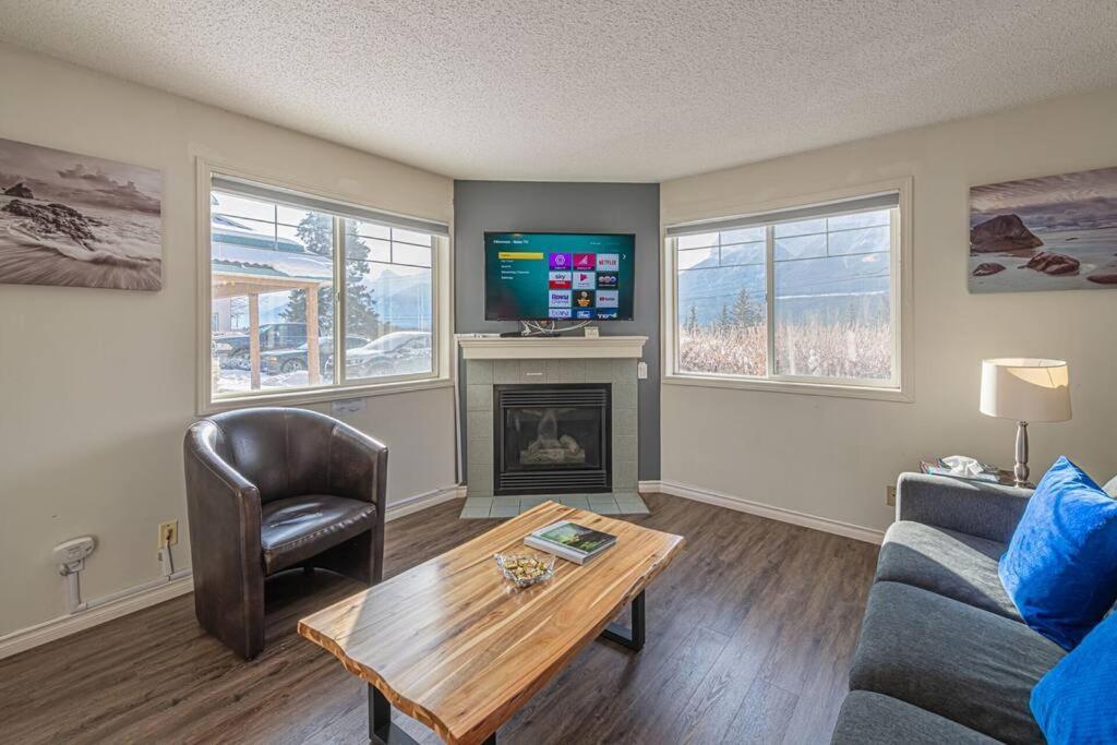 B211 Mtn View Ground Floor Town House- 2bd, Sleeps 8, Hot Tub, Free Parking, Close To Banff Apartment Canmore